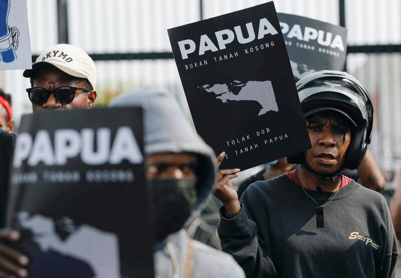 Pengunjuk rasa melakukan demonstrasi di depan Gedung DPR RI usai anggota parlemen mengesahkan undang-undang yang mengatur pembentukan provinsi baru di Papua, di Jakarta, 30 Juni 2022. [Ajeng Dinar Ulfiana/Reuters]