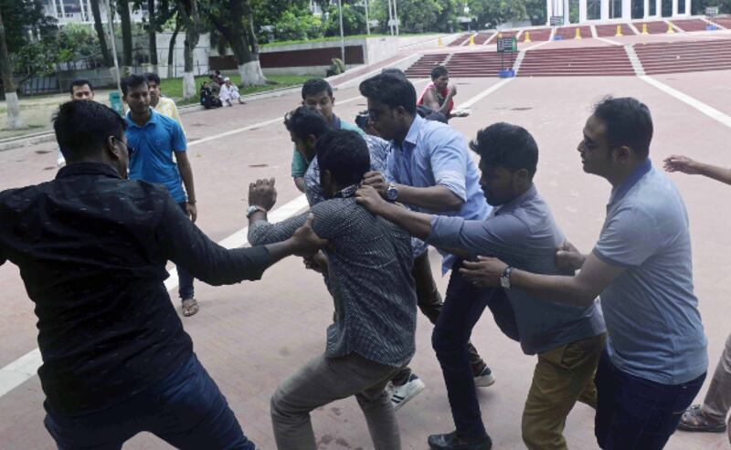ঢাকায় কেন্দ্রীয় শহীদ মিনার প্রাঙ্গনে সরকারি চাকরিতে কোটা সংস্কারের দাবিতে আন্দোলনকারীদের ওপর হামলা। ছাত্রলীগ এই হামলা চালিয়েছে বলে ভুক্তভোগীদের অভিযোগ। ০২ জুলাই ২০১৮।