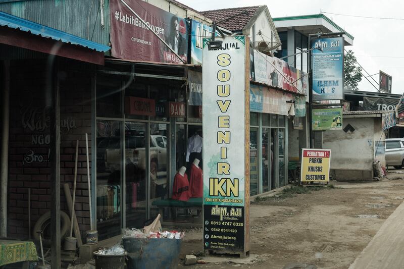 Sebuah toko suvenir terlihat di jalan menuju ibu kota baru Nusantara, di Sepaku, Kalimantan Timur, pada 10 Juli 2024. [Yasuyoshi Chiba/AFP]