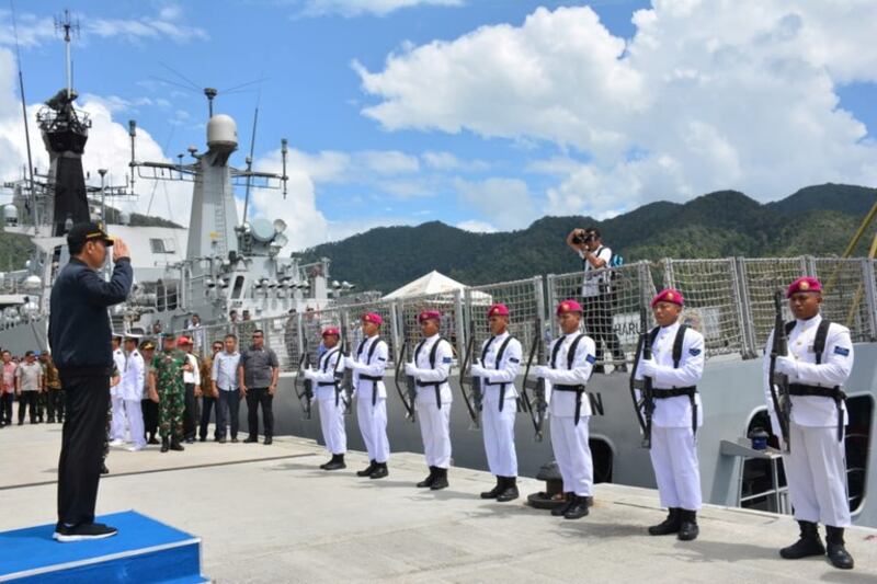 Presiden Joko “Jokowi” Widodo mengunjungi pangkalan militer di Natuna, Provinsi Kepulauan Riau, di dekat Laut China Selatan pada 9 Januari 2020. [Antara Foto/via Reuters]