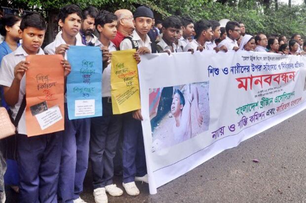 শিশু নির্যাতন ও হত্যার প্রতিবাদে সোচ্চার হয়েছেন অনেকেই। খ্রিস্টান এসোসিয়েশন প্রেসক্লাবের সামনে মানববন্ধনে অংশ নেয়। ১৬ আগষ্ট,২০১৫