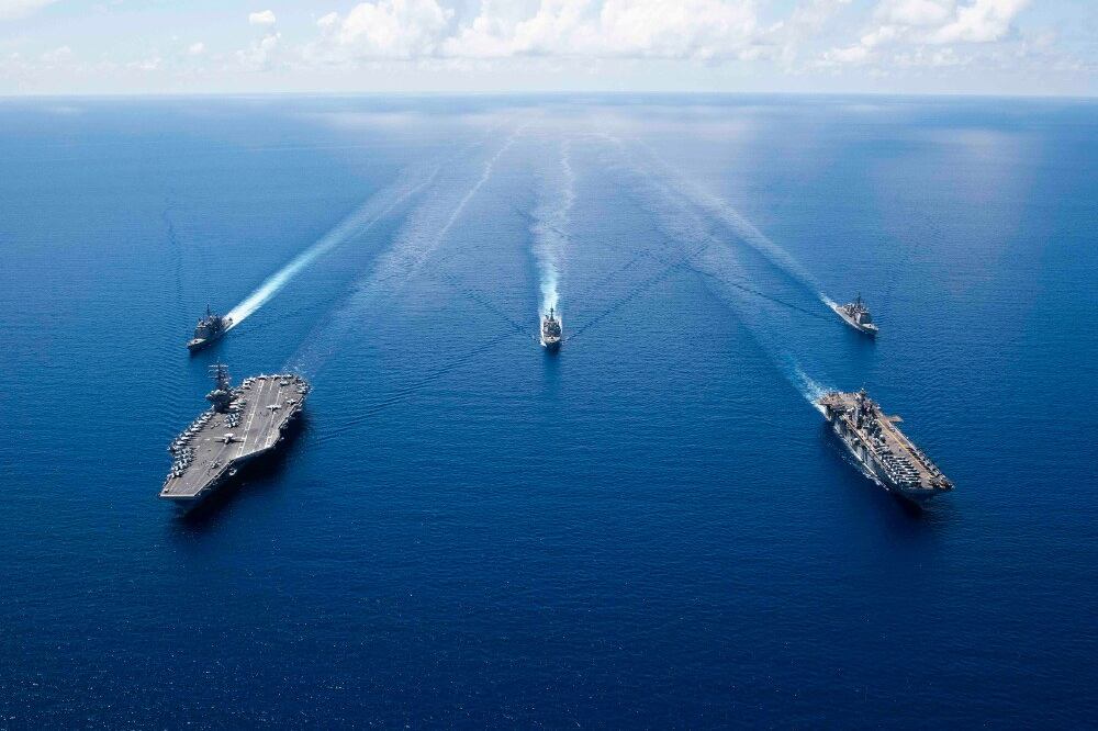 Kapal-kapal induk Amerika Syarikat USS Ronald Reagan dan USS Boxer bersedia untuk menjalani operasi peninjauan di Laut China Selatan, 6 Okt, 2019.