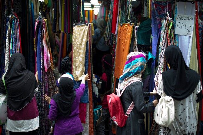 Beberapa orang wanita membeli-belah di sebuah kedai di Kuala Lumpur, 5 Ogos 2014.