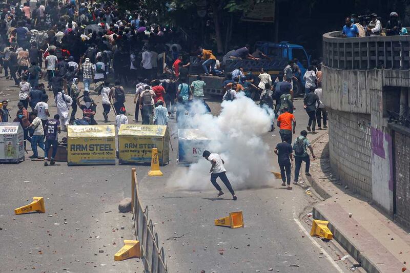 Police fire teargas during a clash between anti-quota protesters, police and supporters of the ruling Awami League at the Rampura area in Dhaka, July 18, 2024. [Mohammad Ponir Hossain/Reuters]