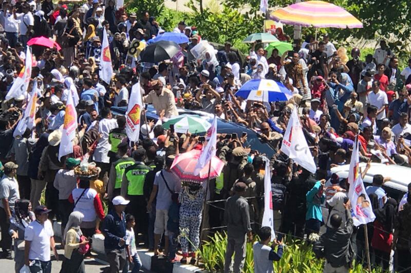Opposition presidential candidate Prabowo Subianto greets his supporters while campaigning in Padang, capital of Indonesia's West Sumatra province, April 2, 2019. [M. Sulthan Azzam/BenarNews]