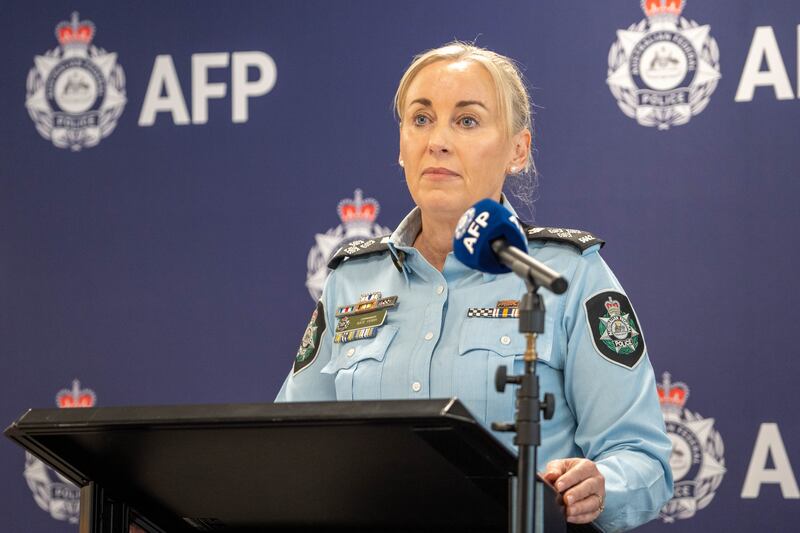 Foto yang dirilis oleh Australian Federal Police (AFP) pada 23 Juli 2024 ini menampilkan Komandan AFP Kate Ferry memberikan pernyataan terkait kerja sama kepolisian Australia dan Indonesia yang berhasil mengungkapkan kasus perdagangan orang dari Indonesia yang dipekerjakan sebagai pekerja seks di Australia. [Foto: Australian Federal Police]