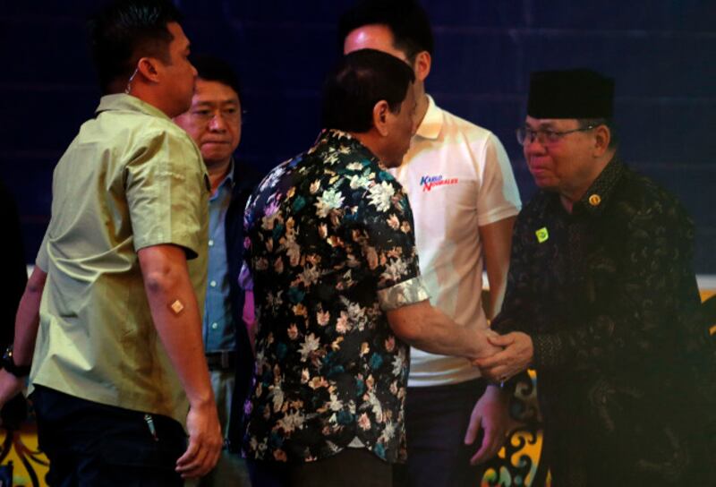 Philippine President Rodrigo Duterte (flowered shirt), greets Moro Islamic Liberation Front leader Ebrahim Murad (right), at the Cotabato rally, Jan. 18, 2019. (Jeoffrey Maitem)