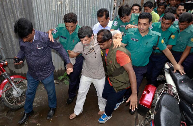 Police escort Shahidul Alam to court in Dhaka, Aug. 6, 2018. [BenarNews]