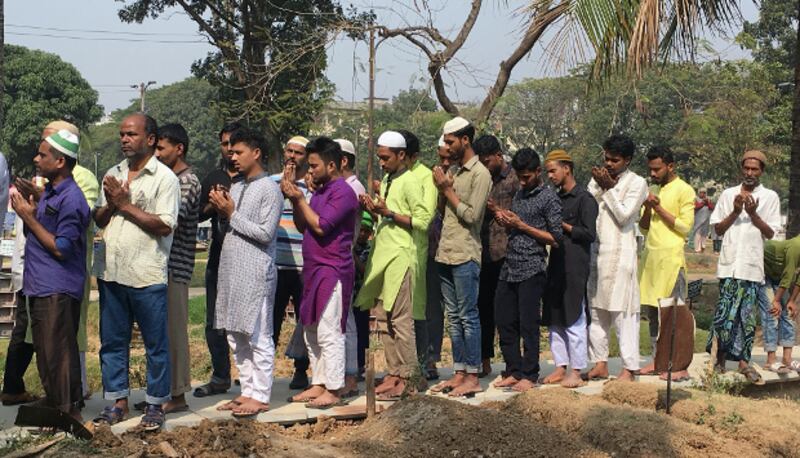 ঢাকার আজিমপুর গোরস্তানে চকবাজারের অগ্নিকাণ্ডে নিহতদের স্মরণে প্রার্থনা। ২২ ফেব্রুয়ারি ২০১৯।