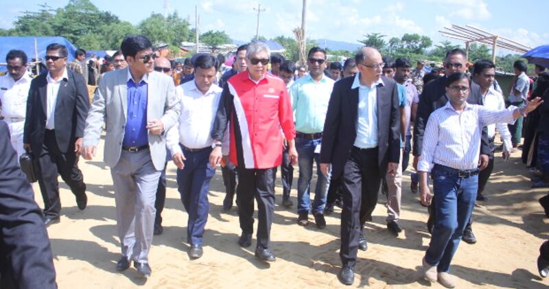 উখিয়ার কুতুপালং ক্যাম্প পরিদর্শন করেছেন মালয়েশিয়ার উপপ্রধানমন্ত্রী আহমদ জাহিদ হামিদি। ১৬ অক্টোবর ২০১৭।