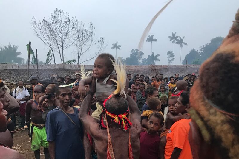 Pemimpin ritual Oktang memberkati seorang anak setelah melakukan ritual Oktang.jpg