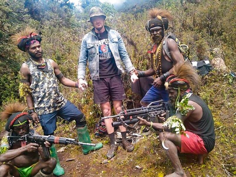 Pilot Susi Air, Philip Mehrtens (ketiga dari kiri), seorang warga negara Selandia Baru yang disandera oleh pemberontak separatis Papua, terlihat dalam foto tak bertanggal yang dirilis oleh kelompok Tentara Pembebasan Nasional Papua Barat (TPNPB) pada 14 Februari 2023. BenarNews memburamkan wajah Philip Mehrtens karena kemungkinan besar ia dipaksa untuk tampil dalam foto itu. [Handout/TPNPB]