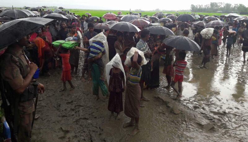 টেকনাফের কাঞ্চনপাড়া সীমান্তে বাংলাদেশে অনুপ্রবেশেরে সময় বিজিবির হাতে আটক রোহিঙ্গারা। ৩১ আগস্ট ২০১৭