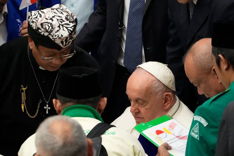 Warga Indonesia bertemu dengan pemimpin agama Katolik Paus Fransiskus dalam audiensi umum mingguan di Vatikan, 21 Agustus 2024. [Gregorio Borgia/AP]