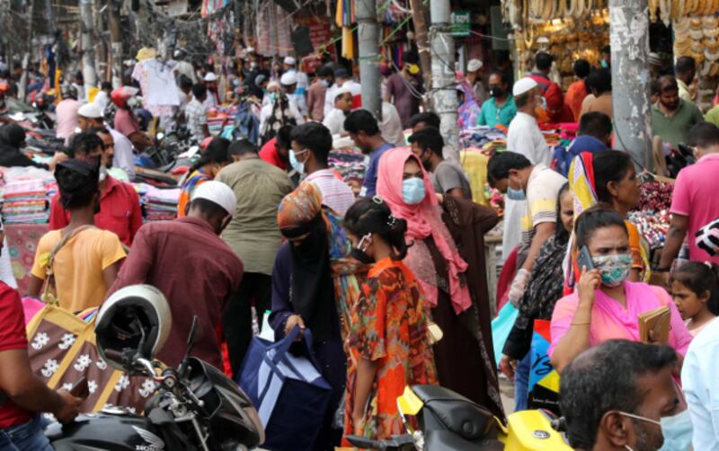 করোনাভাইরাস সংক্রমণের ভয় তুচ্ছ করে সামাজিক দূরত্ব না মেনেই ফুটপাতে ঈদের বাজার করছেন ঢাকার মানুষ। ২২ মে ২০২০। 