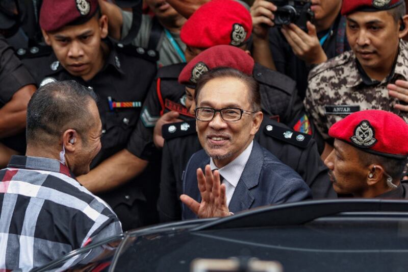 Malaysian politician Anwar Ibrahim waves to his supporters upon his return home after he received a royal pardon in Kuala Lumpur, May 16, 2018. [S.Mahfuz/BenarNews]