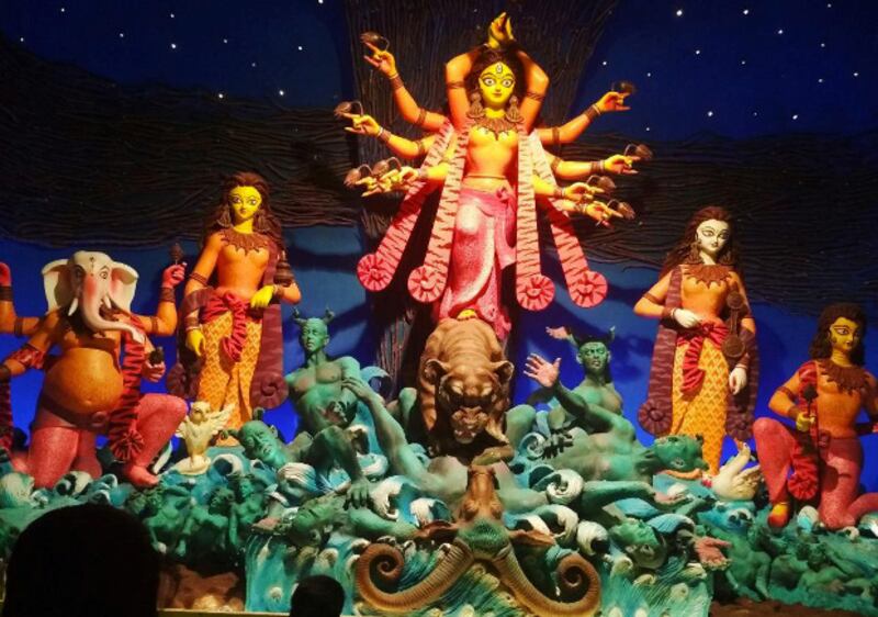 মধ্য কলকাতার একটি দুর্গা প্রতিমা। দেবীর হাতে অস্ত্রের পরিবর্তে পদ্ম। ১৫ অক্টোবর ২০১৮।