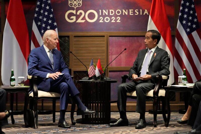 Presiden AS Joe Biden (kiri) berbicara dengan Presiden Indonesia Joko “Jokowi” Widodo dalam pertemuan bilateral mereka menjelang KTT G20 di Nusa Dua, Bali, 14 November 2022. [Achmad Ibrahim/AP Photo]