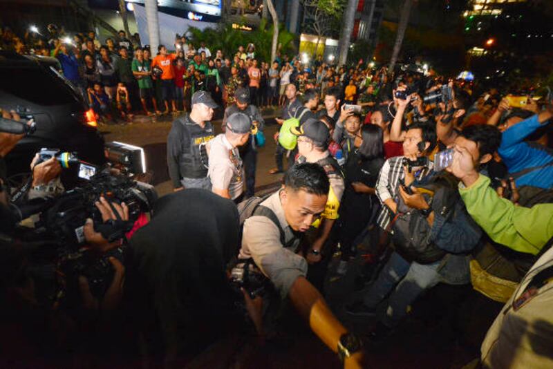 A crowd gathers as Indonesian police raid a house of suspected terrorists in Surabaya city, capital of East Java province, May 16, 2018. [Yovinus Guntur/BenarNews]