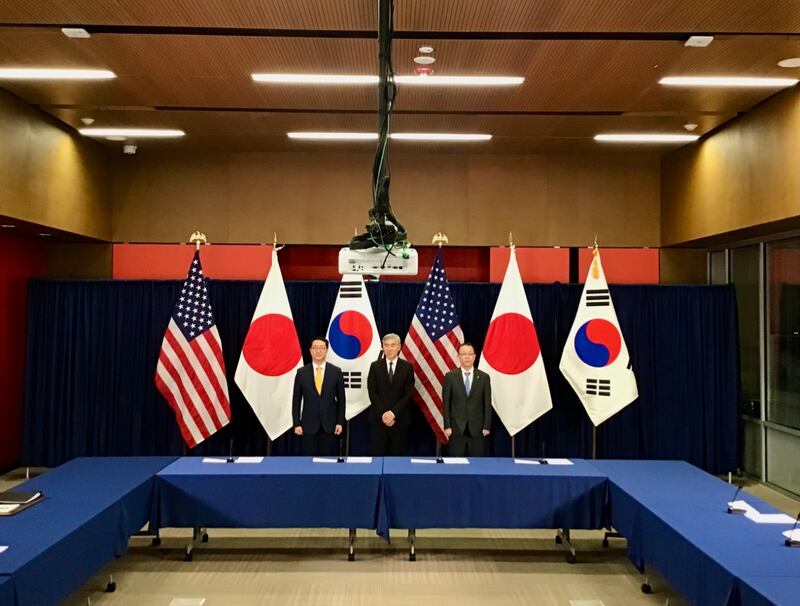 Perwakilan Khusus AS untuk Korea Utara Sung Kim (tengah) didampingi Kim Gunn - Perwakilan Khusus Korea Selatan untuk Urusan Perdamaian dan Keamanan Semenanjung Korea (kiri) dan Funakoshi Takehiro - Direktur Jenderal Biro Urusan Asia dan Oseania Kementerian Luar Negeri Jepang, berfoto bersama pada pembukaan Pertemuan Trilateral ke-5 para utusan nuklir negara-negara itu untuk mengatasi ancaman keamanan yang meningkat dari Korea Utara di Jakarta, 13 Desember 2022. [Ismira Lutfia Tisnadibrata/BenarNews]
