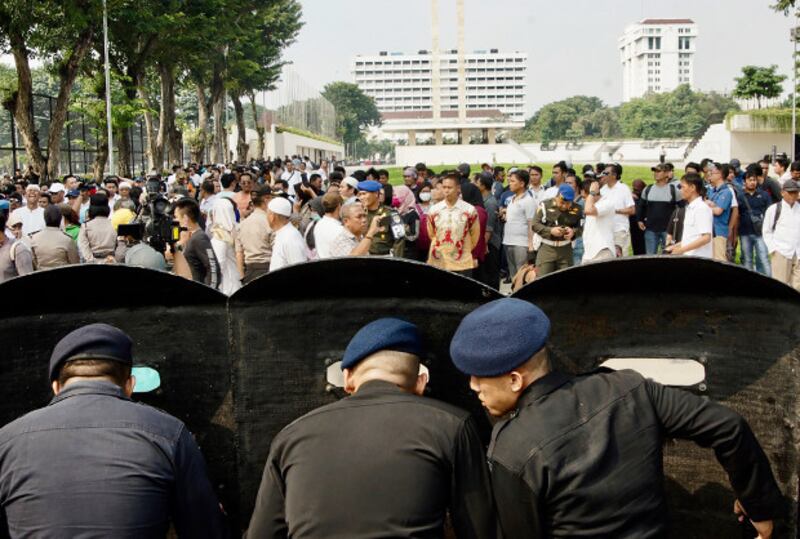 Petugas kepolisian berjaga saat berlangsung unjuk rasa di Jakarta, 9 Mei 2019. (Arie Firdaus/BeritaBenar)