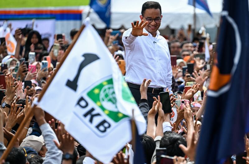 Calon presiden Anies Baswedan memberikan salamkepada pendukungnya dalam kampanye pemilihannya di Banda Aceh pada 27 Januari 2024, menjelang pemilihan presiden dan legislatif yang dijadwalkan akan diadakan pada 14 Februari. [Chaideer Mahyuddin/AFP]