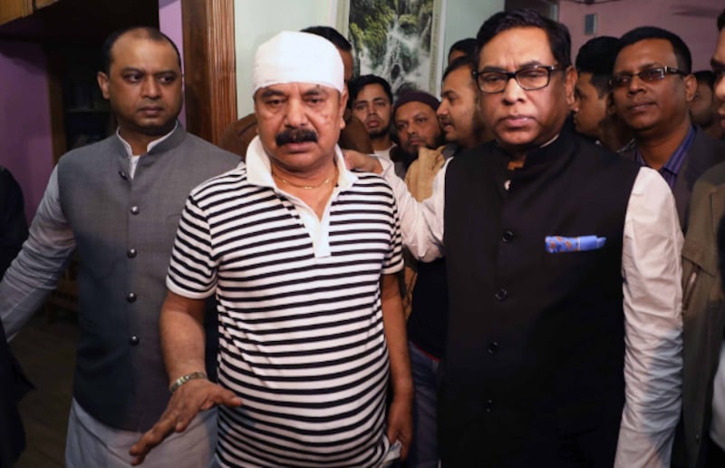 Nasrul Hamid Bipu (right), a parliamentary candidate from the ruling Awami League, visits with Goyeshwar Chandra Roy (center), a rival candidate from the Bangladesh Nationalist Party (BNP) who was injured in an attack ahead of upcoming national polls, in Dhaka, Dec. 26, 2018. [Megh Monir/BenarNews] 