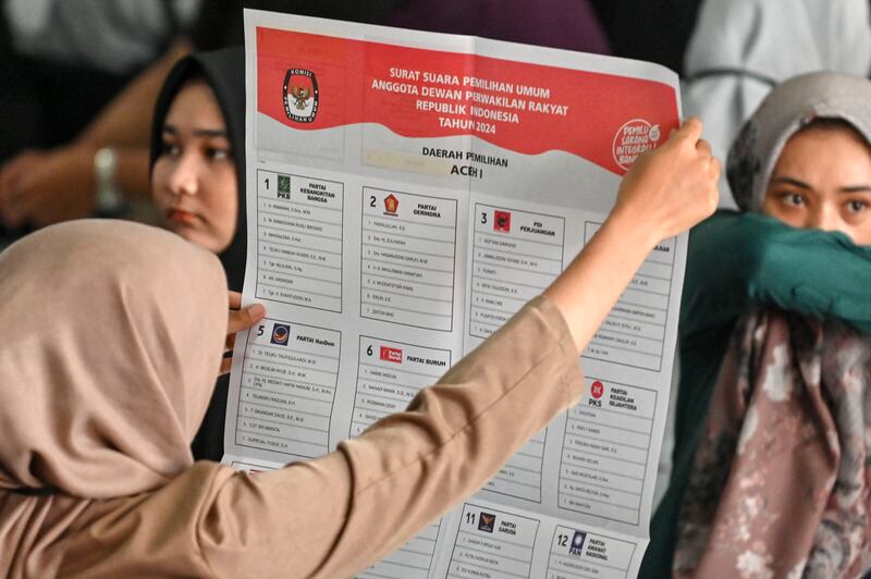 Para pekerja menyiapkan surat suara menjelang pemilu minggu depan, di Banda Aceh, 7 Januari 2024. [Chaideer Mahyuddin/AFP]