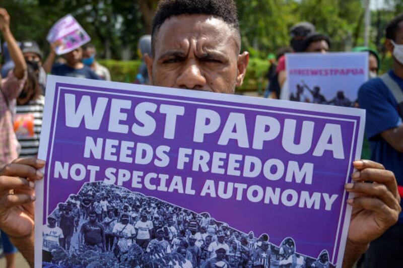 Membawa poster, mahasiswa Papua melakukan unjuk rasa di Jakarta, 15 Agustus 2020. (AFP)
