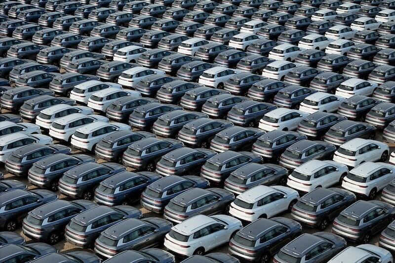 Mobil listrik BYD untuk ekspor menunggu untuk dimuat ke kapal di pelabuhan di Yantai, provinsi Shandong, China, 18 April 2024. [AFP]