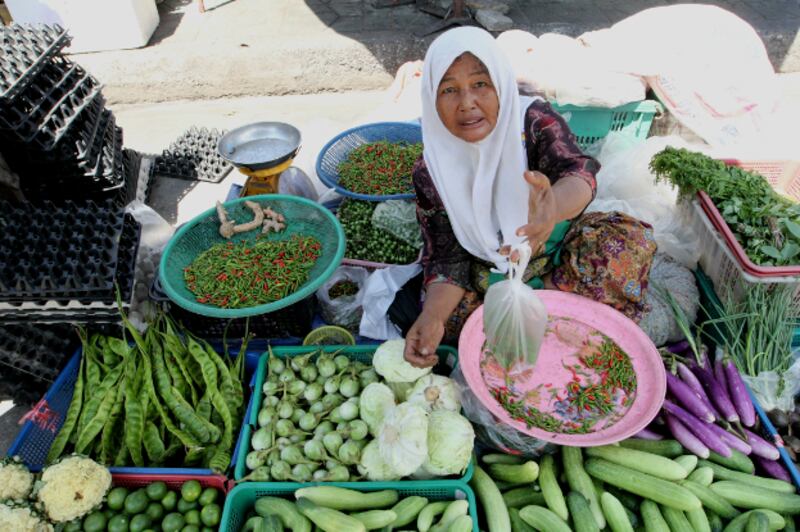 แม่ค้าขายผักสด ในตลาดจังหวัดปัตตานี วันเริ่มเดือนรอมฎอน วันที่ 17 พฤษภาคม 2561 (มารียัม อัฮหมัด/เบนาร์นิวส์)