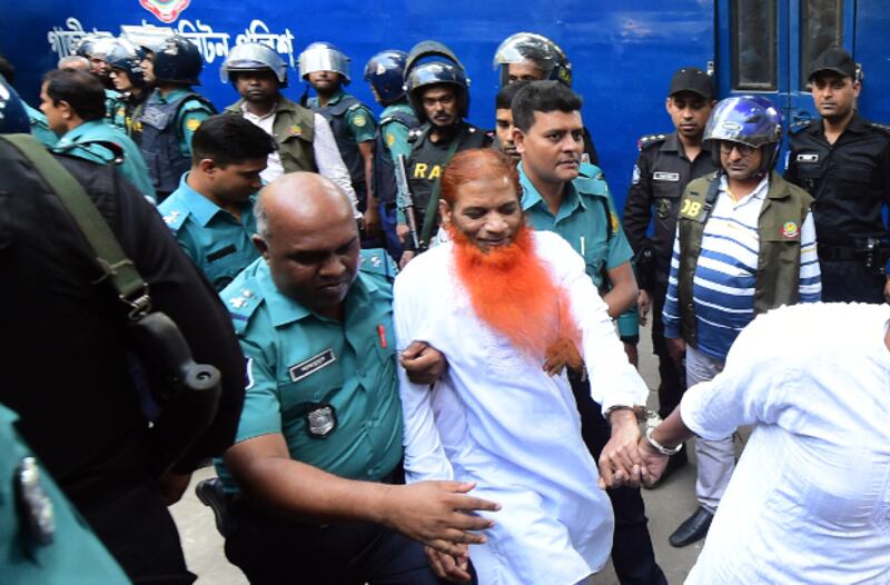 Bangladeshi police officers escort Mizanur Rahman (alias Boro Mizan) out of an anti-terrorism court in Dhaka after the judge found him not guilty of charges that he helped plan the deadly siege at the Holey Artisan Bakery in Dhaka, Nov. 27, 2019. [BenarNews]