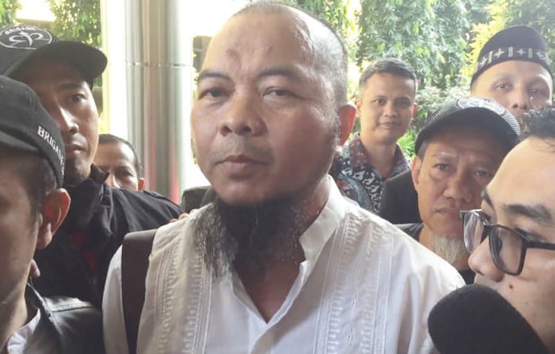 Dedi Suhardadi, who represents Muslim group Persaudaraan Alumni 212, talks to reporters after filing a criminal complaint in Jakarta, April 4, 2018. [Rina Chadijah/BenarNews]