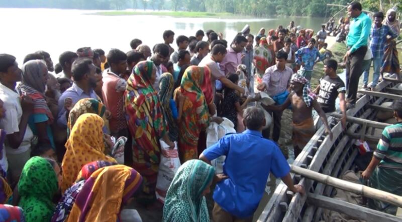 ত্রাণের অপেক্ষায় থাকা কুড়িগ্রামের কিছু বানভাসী মানুষ। আগস্ট ১৭, ২০১৭