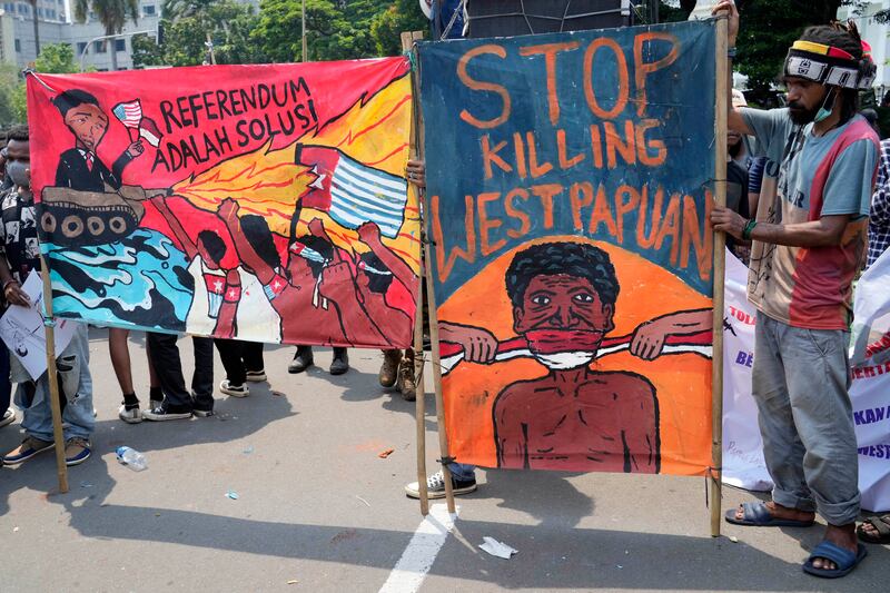 Aktivis Papua melakukan demonstrasi memperingati 61 tahun terbentuknya Organisasi Papua Merdeka, di Jakarta, 1 Desember 2022. [AP Photo/Tatan Syuflana]