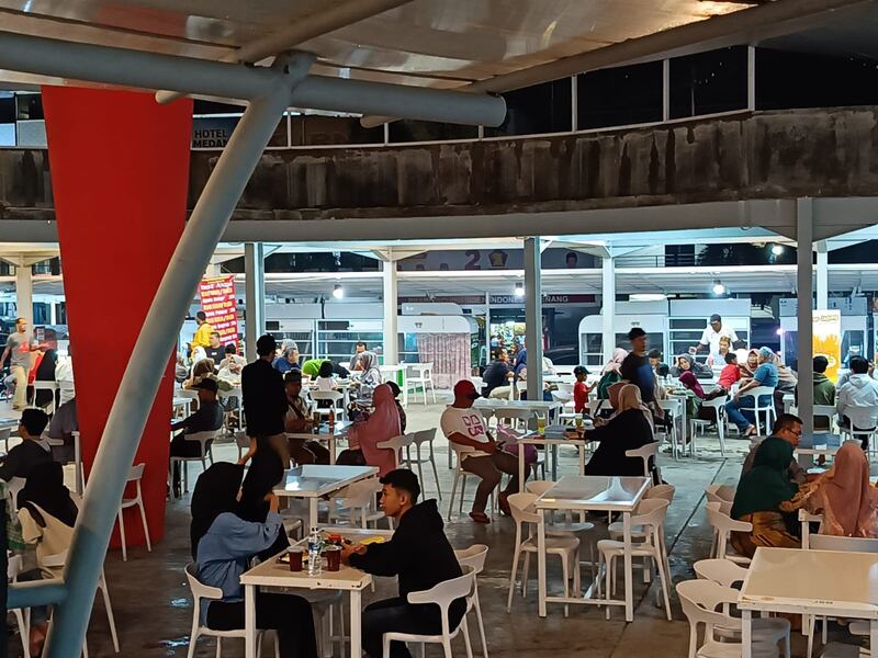 Warga menikmati makanan khas Aceh di pusat kuliner Rex, Banda Aceh, 10 Agustus 2023. [Uzair Thamrin/BenarNews]
