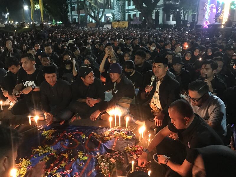 Ribuan warga Malang menggelar doa bersama untuk korban tragedi Stadion Kanjuruhan di depan Balai Kota Malang, Jawa Timur, 5 Oktober 2022. [Eko Widianto/BenarNews]