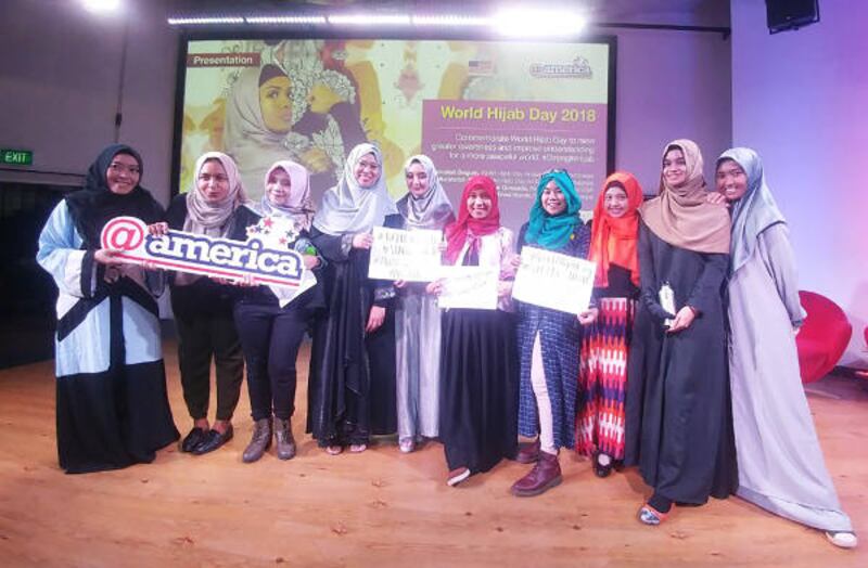 Ketua Umum Komunitas Jurnalis Berhijab, Trifty Qurrota Aini (lima dari kiri), bersama anggota KJB usai acara World Hijab Day 2018 di Jakarta, 1 Februari 2018.