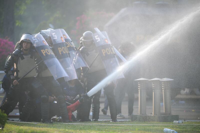 Anggota polisi antihuru-hara menggunakan meriam air untuk membubarkan demonstran di luar gedung DPR di Jakarta pada 22 Agustus 2024. [Bay Ismoyo/AFP]
