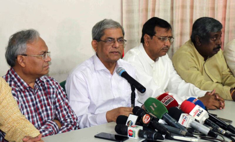 ঢাকায় এক সংবাদ সম্মেলনে খালেদা জিয়ার মামলা পরিচালনার জন্য বিদেশি আইনি পরামর্শক নিয়োগের কথা জানান বিএনপি মহাসচিব মির্জা ফখরুল ইসলাম আলমগীর। ২০ মার্চ ২০১৮।