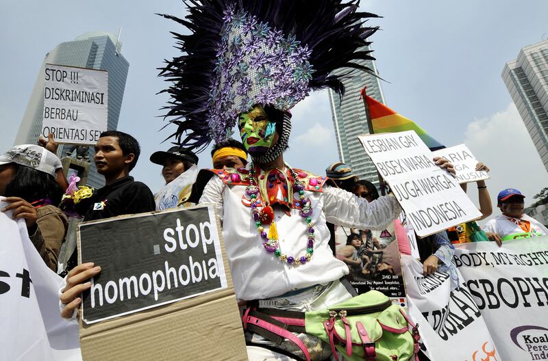 Beberapa pendukung hak-hak kaum lesbian, gay, biseksual, dan transgender (LGBT) berdemonstrasi menandai peringatan Hari Perlawanan Terhadap Homophobia di Jakarta, 17 Mei 2008. [AFP]