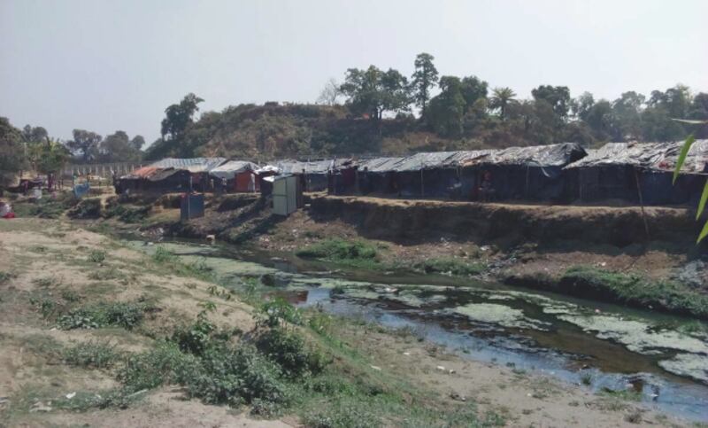 বান্দরবানের নাইক্ষ্যংছড়ি উপজেলার তুমব্রু সীমান্তের নো-ম্যান্স ল্যান্ডে গড়ে ওঠা রোহিঙ্গা বসতির একাংশ। ২১ ফেব্রুয়ারি ২০১৮।