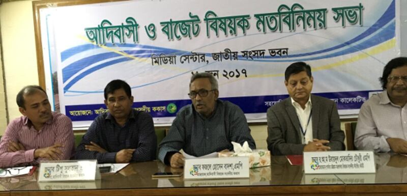 মতবিনিময় সভায় বক্তব্য রাখছেন আদিবাসী বিষয়ক সংসদীয় ককাসের আহ্বায়ক ফজলে হোসেন বাদশা। ১৯ জুন, ২০১৭।