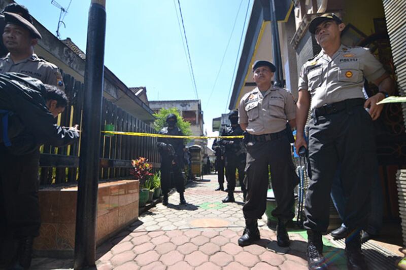 Police guard the entrance to a house in Malang, believed to have links to an alleged IS follower, after it was raided on March 25, 2015. (BenarNews)