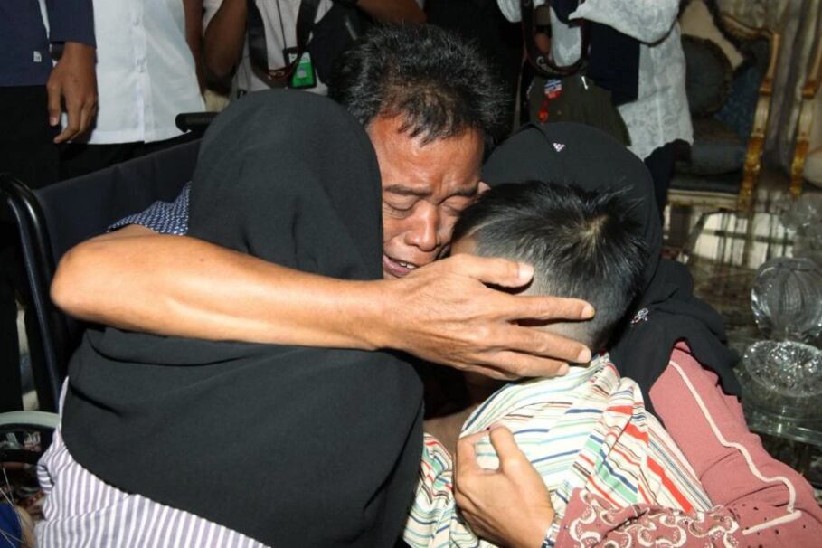 Pelaut Malaysia Tayudin Anjut yang diselamatkan bertemu dengan keluarganya di Kuala Lumpur, 27 Mac, 2017.