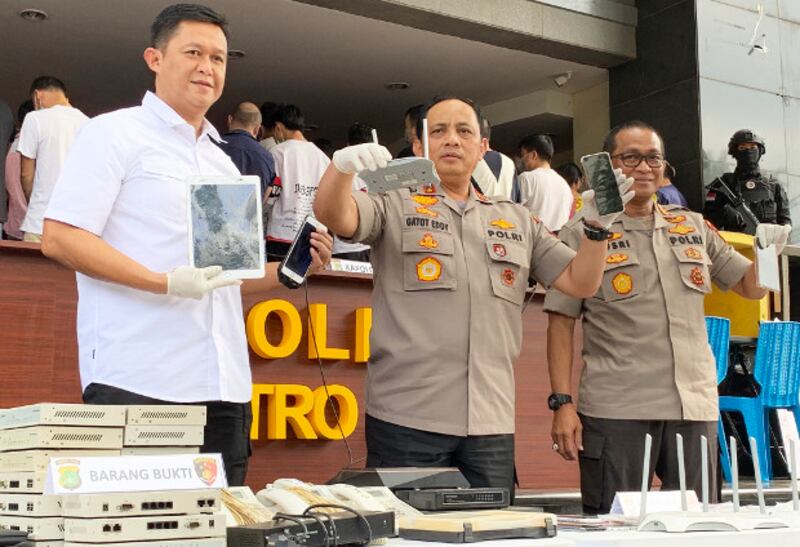Kepala Kepolisian Daerah Metro Jaya Irjen Pol Gatot Eddy (tengah) memamerkan barang bukti kasus penipuan warga China dalam jumpa pers di Mapolda Metro Jaya, Jakarta, 26 November 2019. (Arie Firdaus/BeritaBenar)