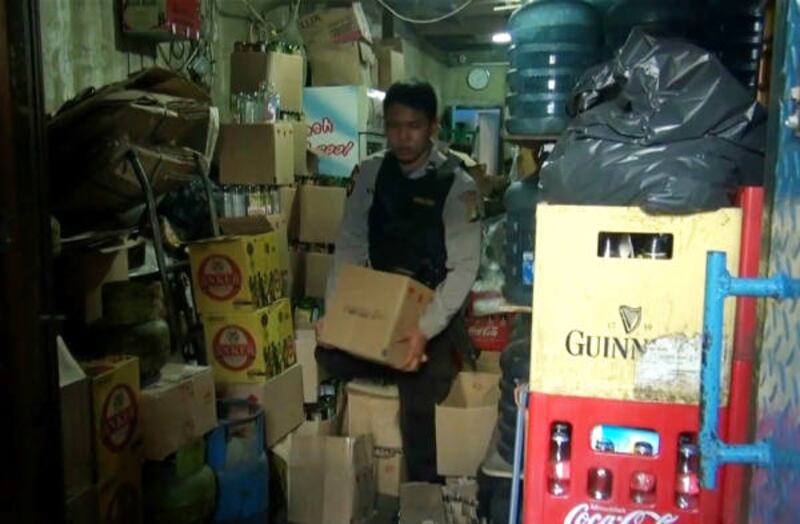 Polisi menyita minuman keras di sebuah kedai di Bandung, Jawa Barat, 8 April 2018. (Taufik/BeritaBenar)