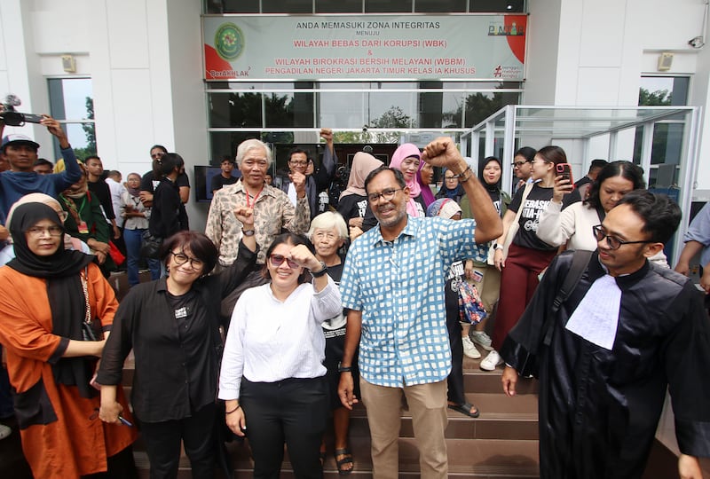 Direktur Lokataru Haris Azhar dan mantan Koordinator KontraS Fatia Maulidiyanti melakukan selebrasi bersama para pendukungnya usai sidang di Pengadilan Negeri Jakarta Timur, pada 8 Januari 2024, yang memutuskan keduanya bebas dari dakwaan mencemarkan nama baik Menteri Koordinator Bidang Kemaritiman dan Investasi Luhut Binsar Pandjaitan. [Eko Siswono Toyudho/BenarNews]