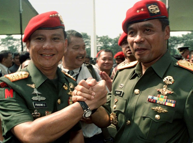Letjen Prabowo Subianto (kiri) berpose dengan Mayjen Muchdi Purwopranjono yang menggantikannya menjadi komandan pasukan khusus Indonesia (Kopassus) setelah upacara serah terima di Jakarta pada 28 Maret 1998. [Reuters]