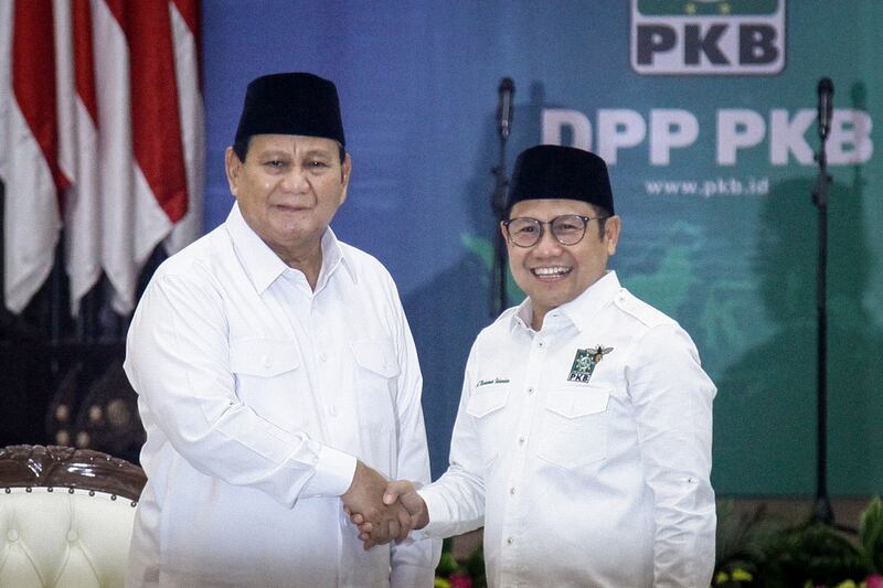 Presiden terpilih Prabowo Subianto (kiri) dan Muhaimin Iskandar, mantan calon wakil presiden dalam Pemilu 2024 dan ketua Partai Kebangkitan Bangsa saling berjabat tangan di Jakarta pada 24 April 2024. [AFP]